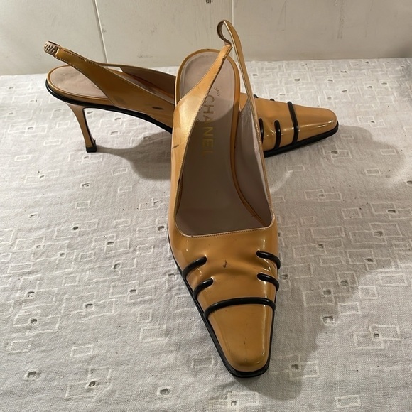 Chanel Semi Point Mustard Black Detail Slingback Shoe - Picture 2 of 16